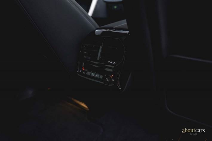 Grå BMW iX fra 2023