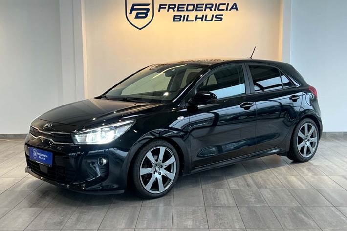 Sort Kia Rio fra 2019 set udefra