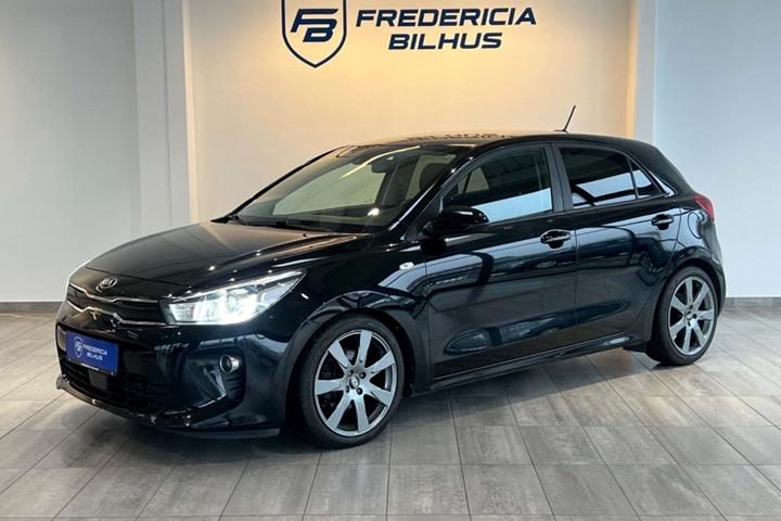 Sort Kia Rio fra 2019 set udefra