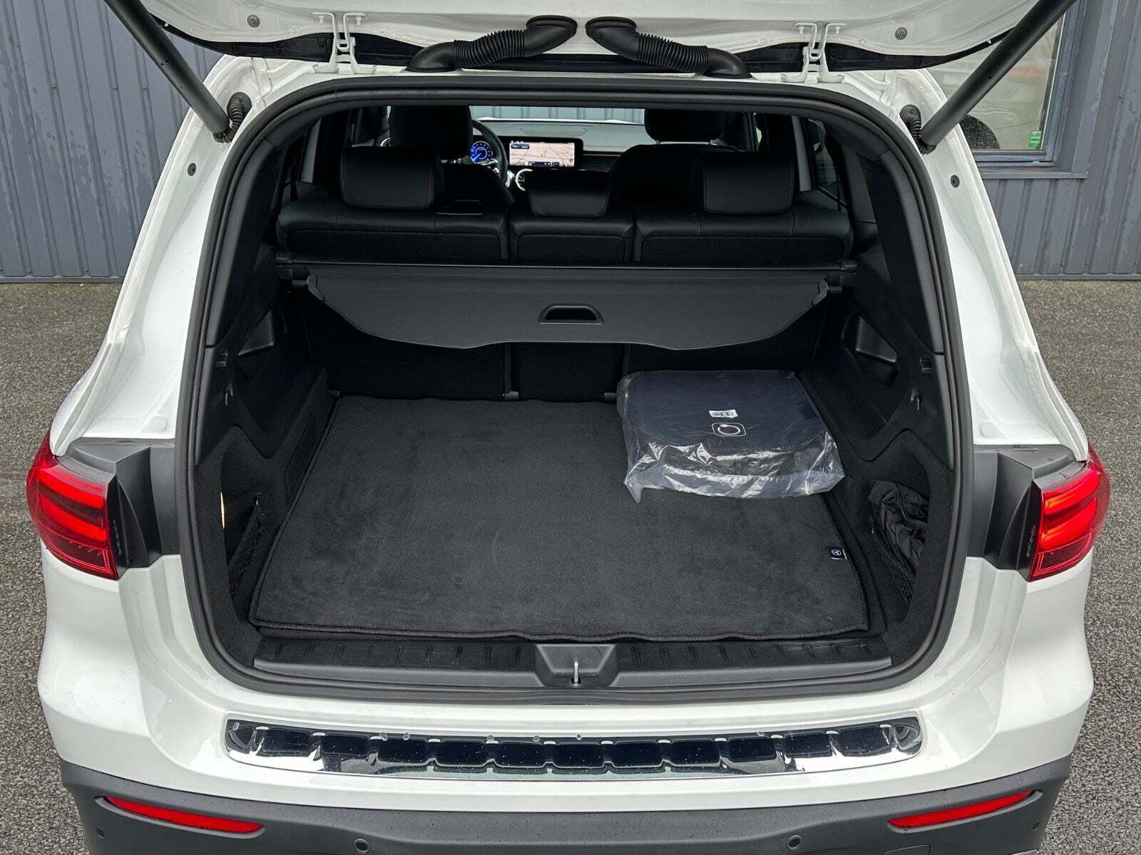 Hvid Mercedes EQB250+ fra 2024