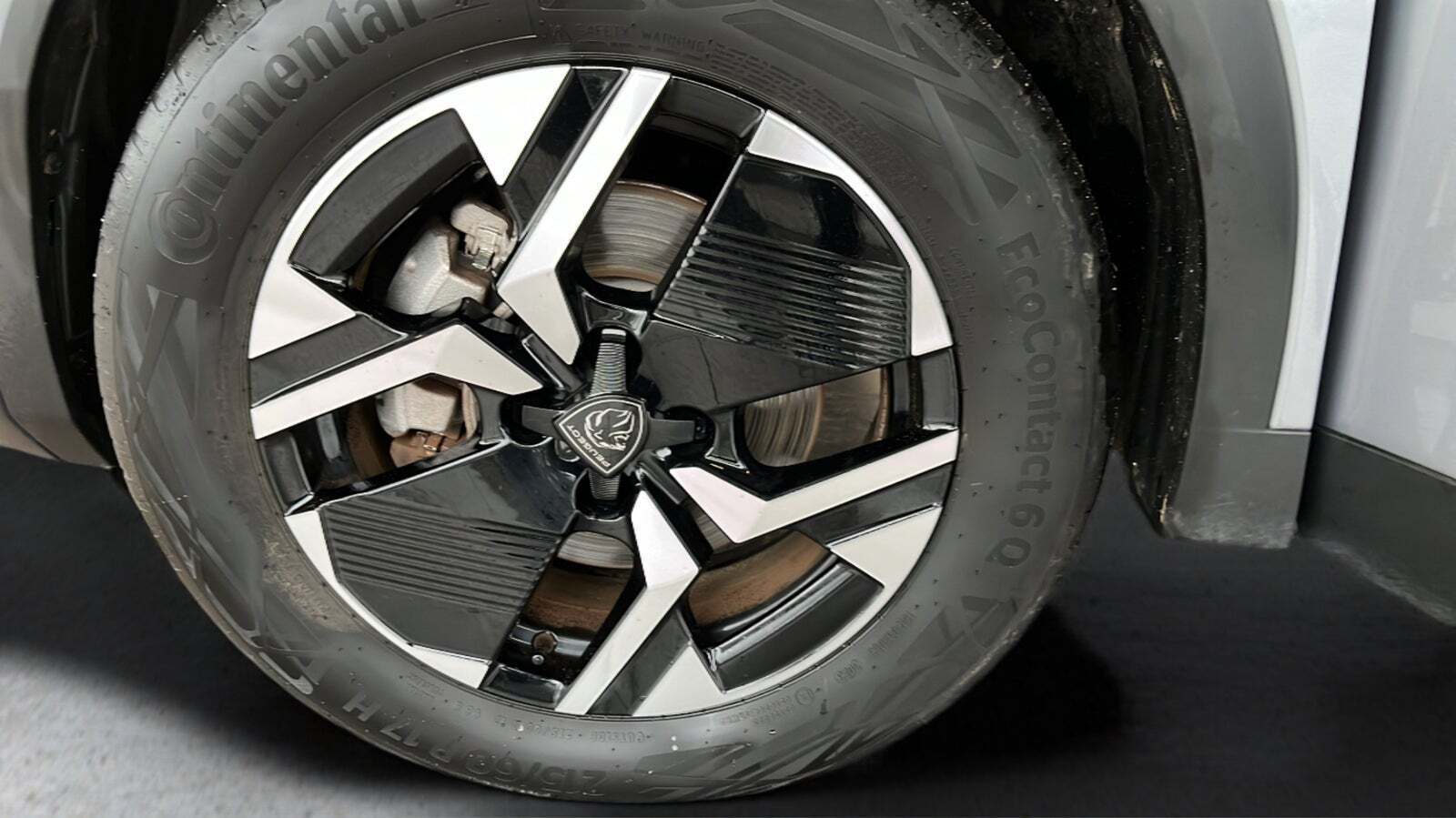 Sølv Peugeot e-2008 fra 2023