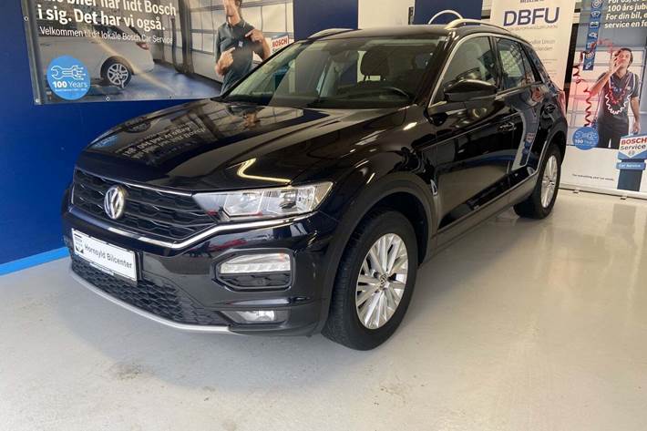 Sort VW T-Roc fra 2018 set udefra