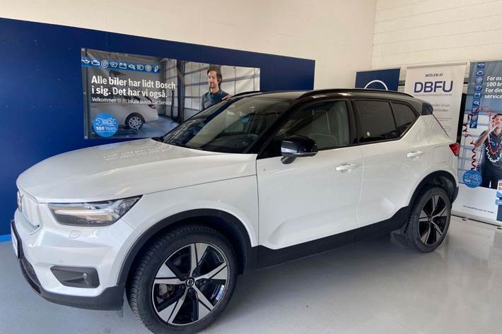 Hvid Volvo XC40 fra 2022 set udefra