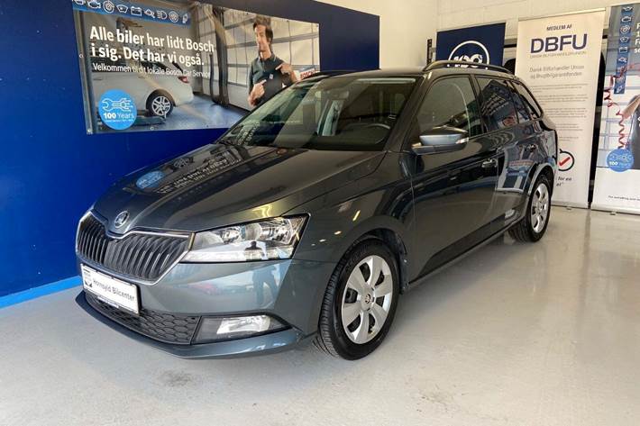 Grå Skoda Fabia fra 2022 set udefra