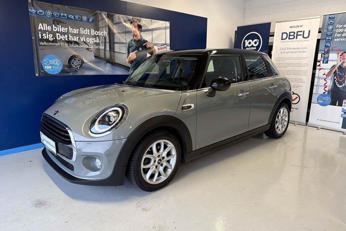 Grå Mini Cooper fra 2018 set udefra