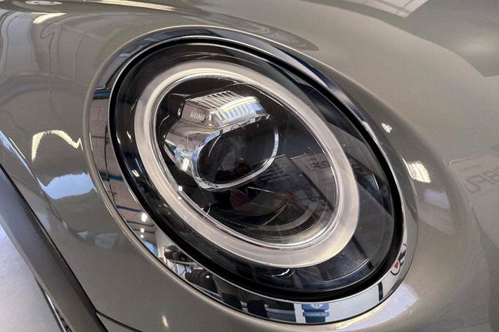 Grå Mini Cooper fra 2018