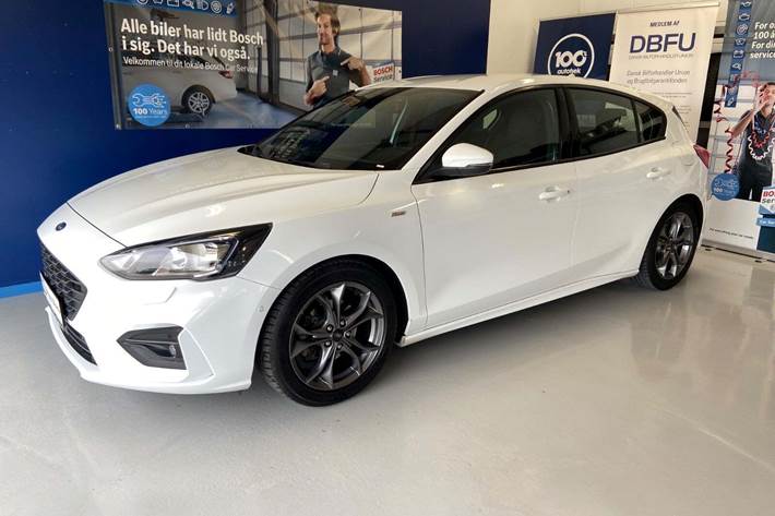 Hvid Ford Focus fra 2018 set udefra