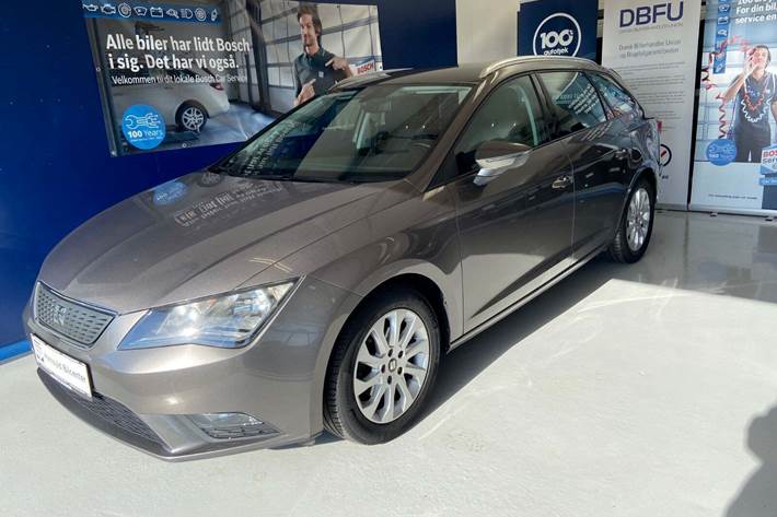 Grå Seat Leon fra 2017 set udefra