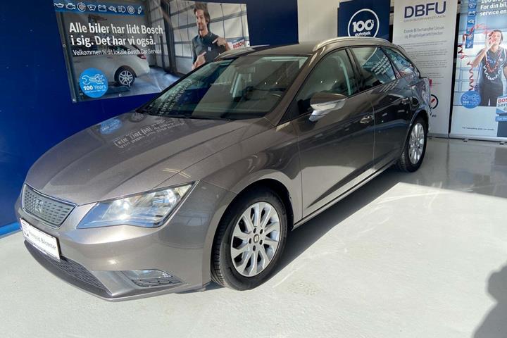 Grå Seat Leon fra 2017 set udefra
