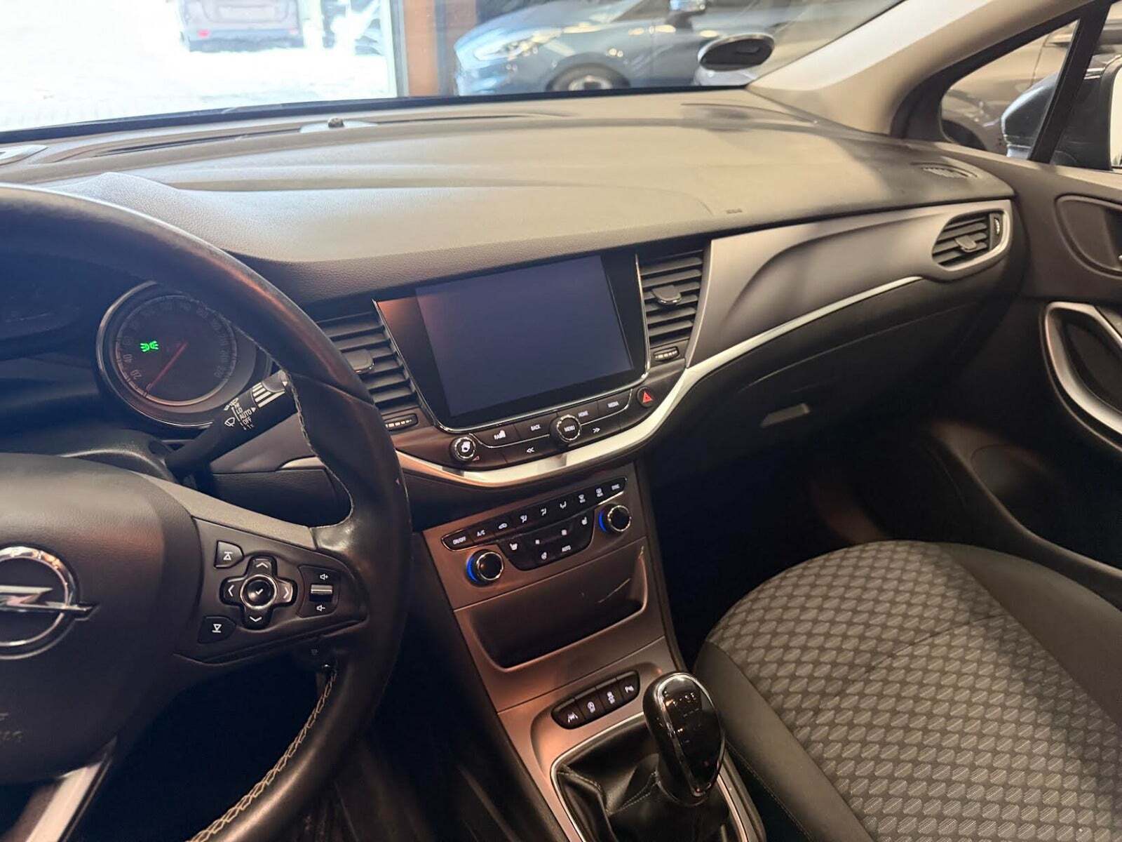 Sort Opel Astra fra 2016