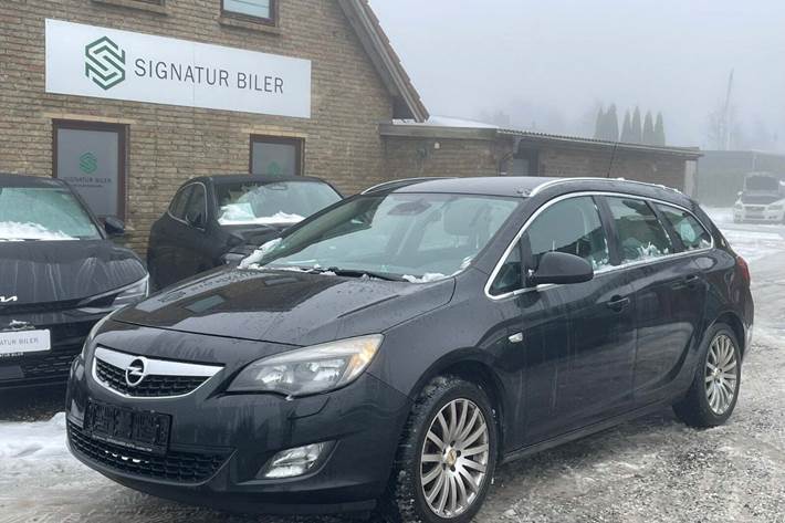 Sort Opel Astra fra 2012 set udefra