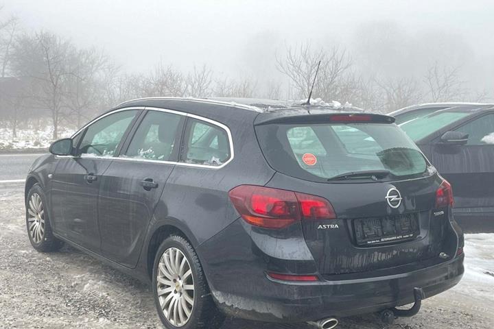 Sort Opel Astra fra 2012