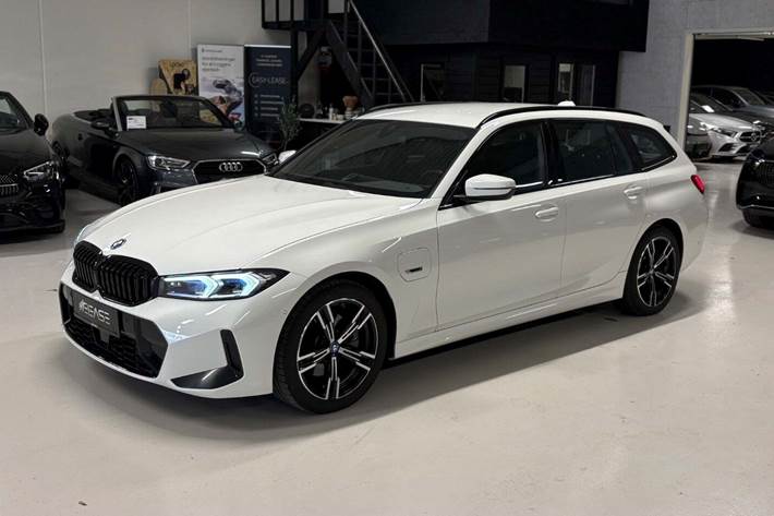 Hvid BMW 330e fra 2023 set udefra