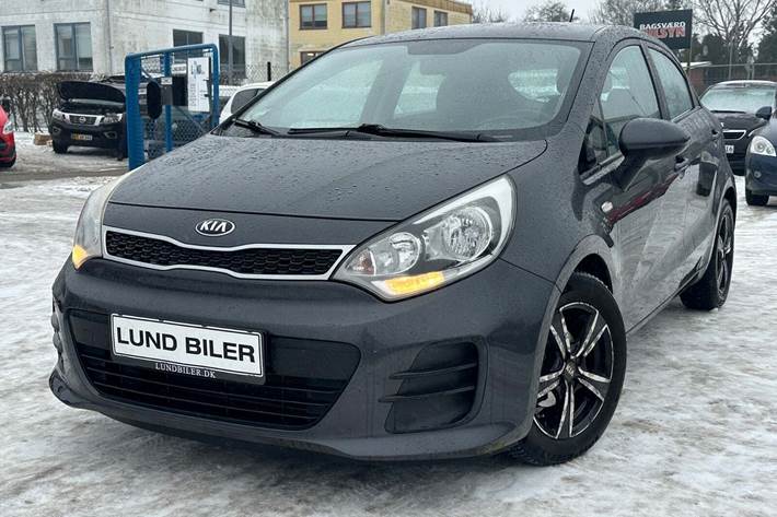 Grå Kia Rio fra 2015 set udefra
