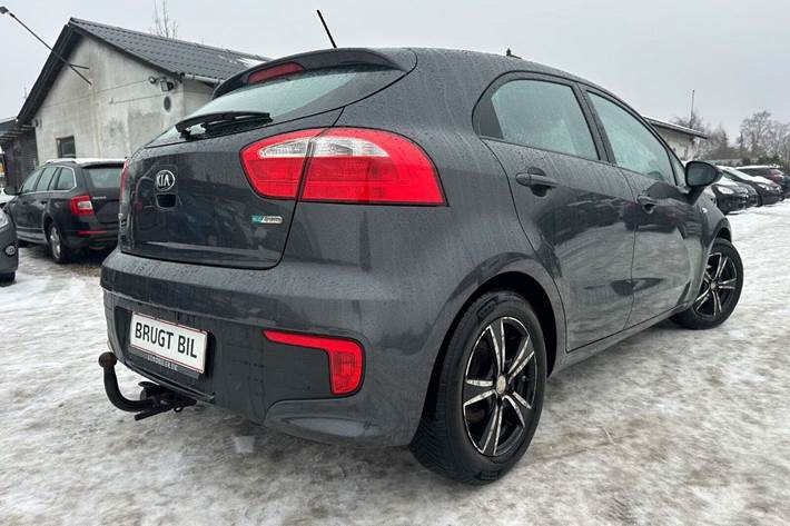 Grå Kia Rio fra 2015