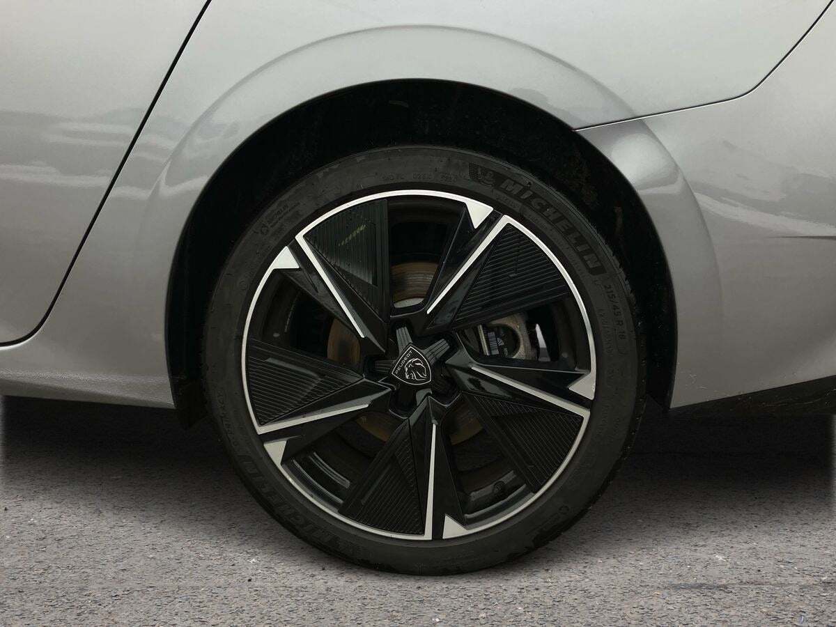 Grå Peugeot E-308 fra 2025