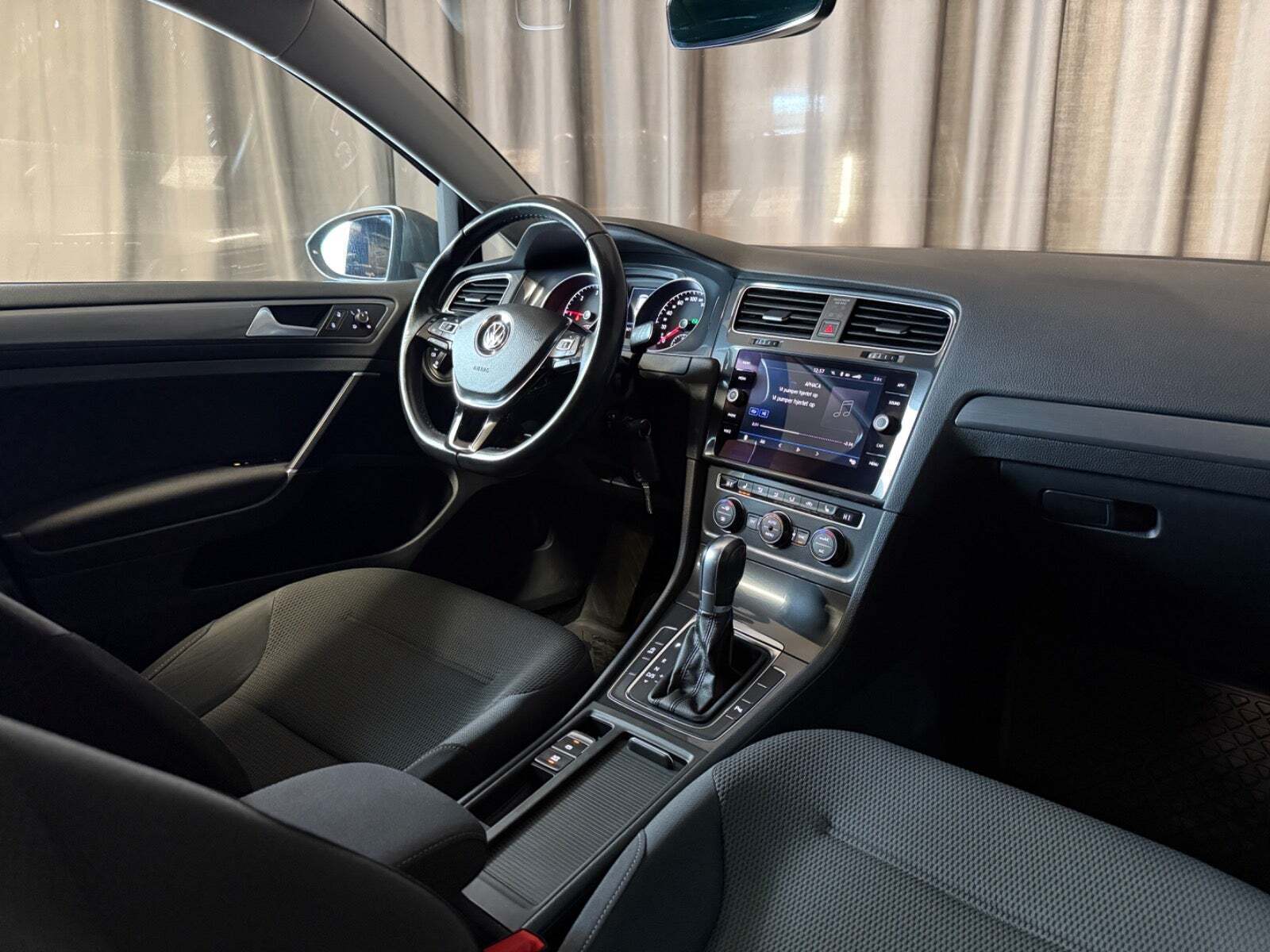 Grå VW Golf VII fra 2018