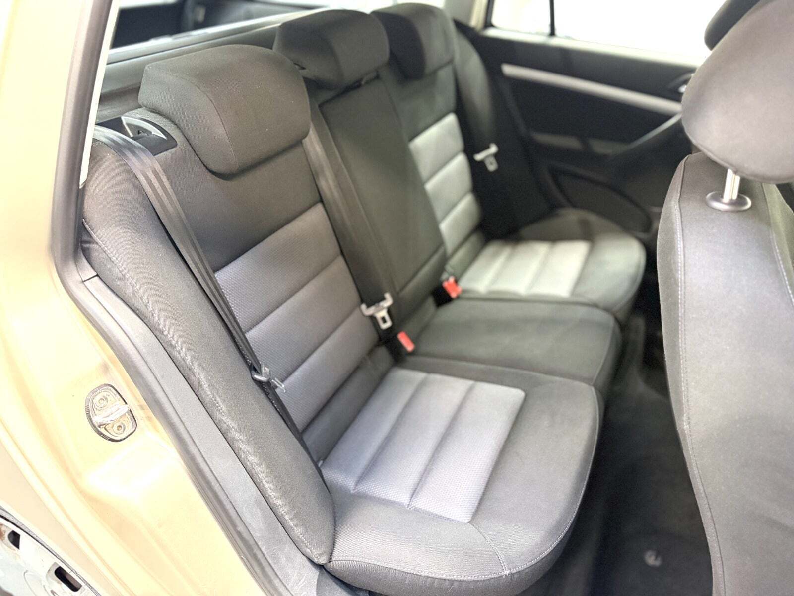 Orange Skoda Octavia fra 2006