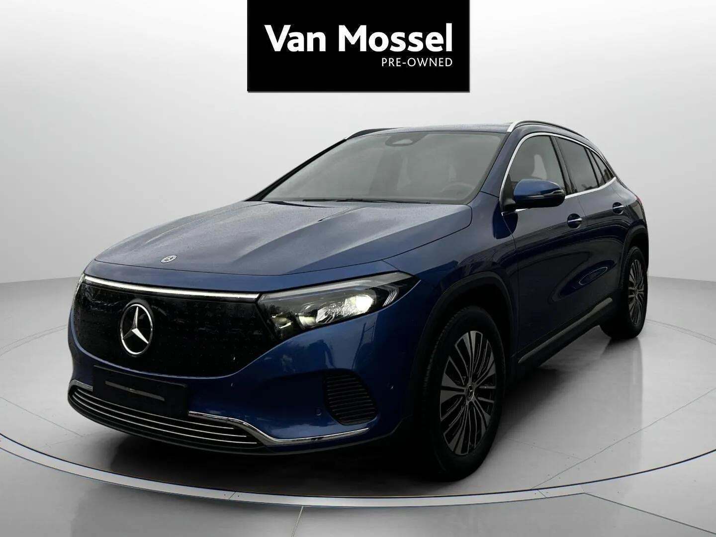 Blå Mercedes EQA250+ fra 2024