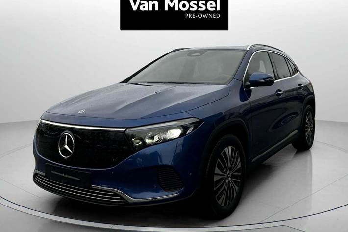 Blå Mercedes EQA250+ fra 2024 set udefra
