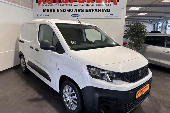 Hvid Peugeot Partner fra 2019 set udefra