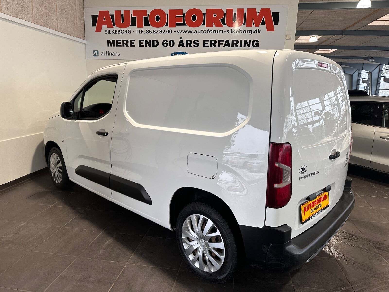 Hvid Peugeot Partner fra 2019