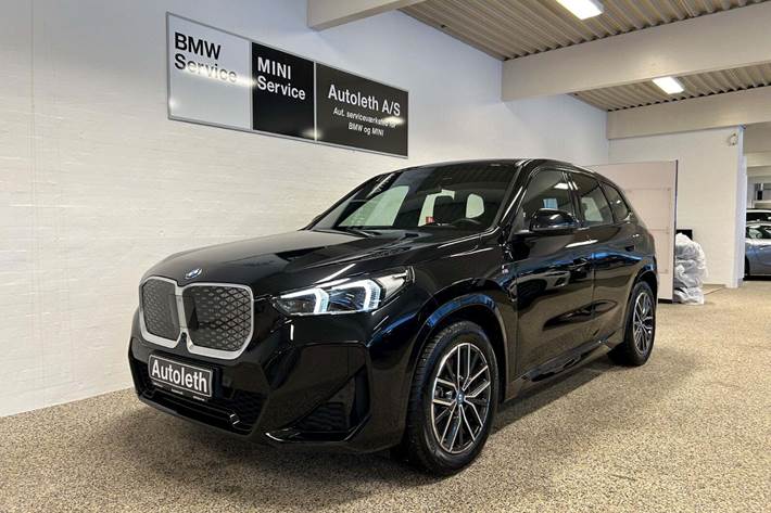 Sort BMW iX1 fra 2025 set udefra