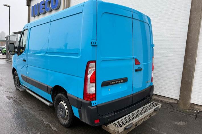 Blå Renault Master IV T33 fra 2019