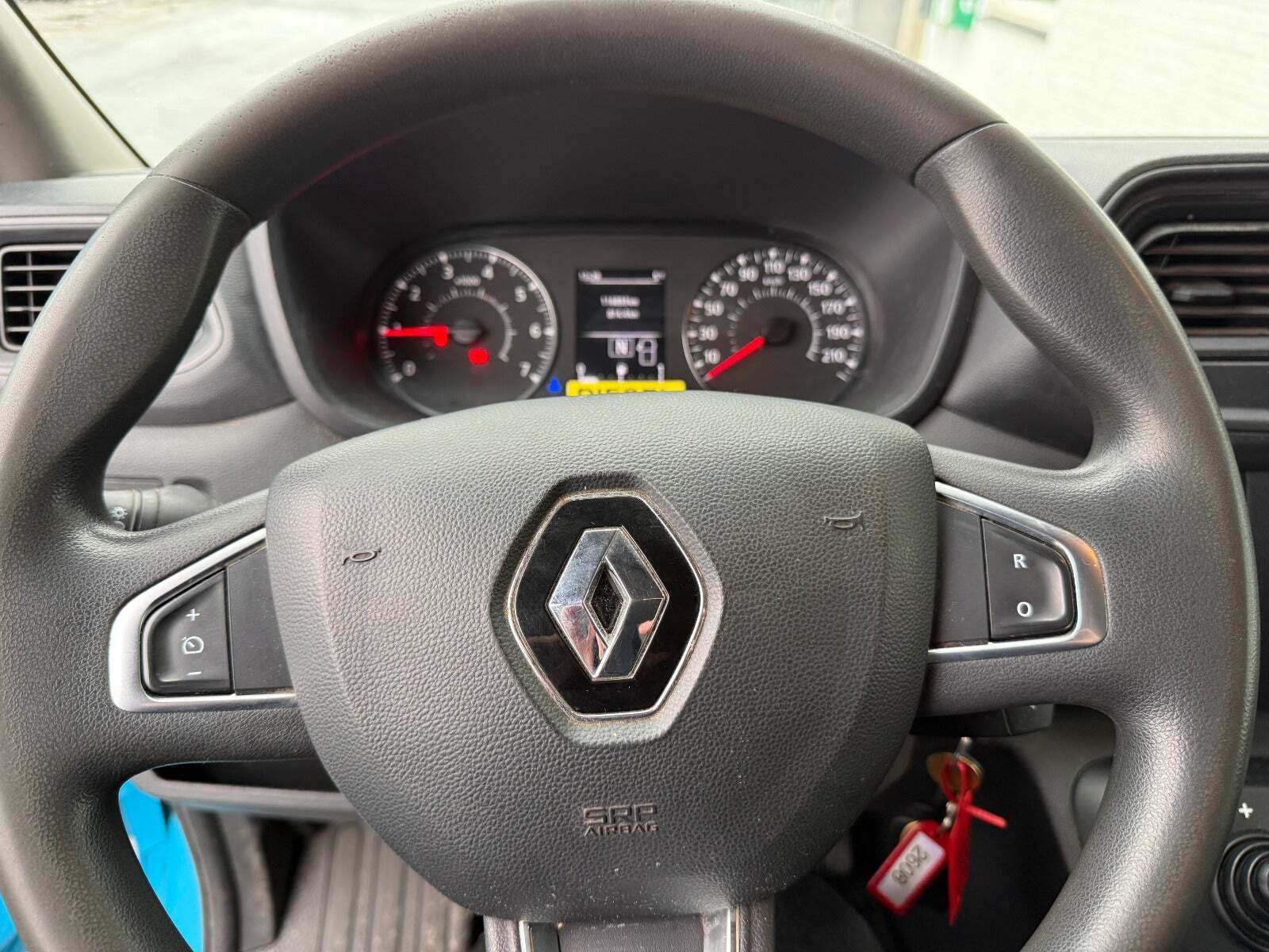 Blå Renault Master IV T33 fra 2019 set indefra
