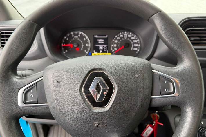 Blå Renault Master IV T33 fra 2019 set indefra