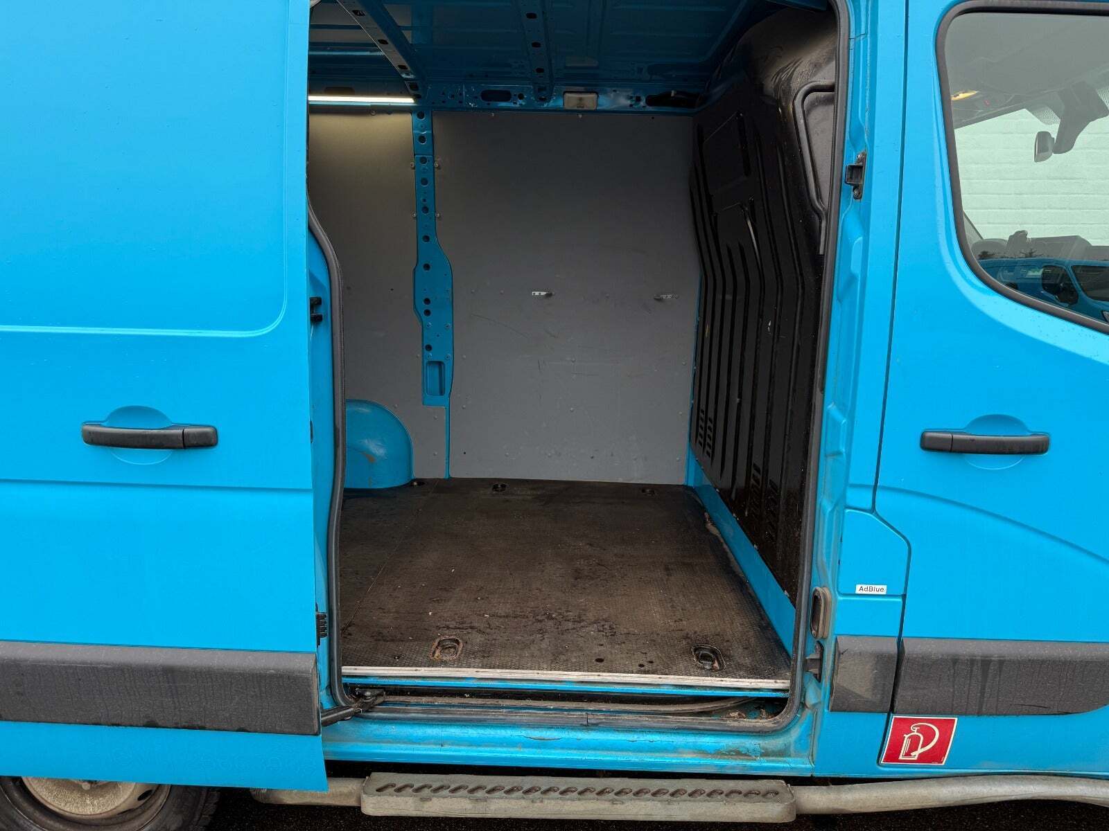 Blå Renault Master IV T33 fra 2019 set udefra