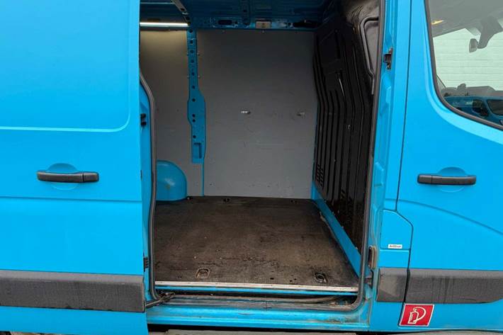 Blå Renault Master IV T33 fra 2019 set udefra