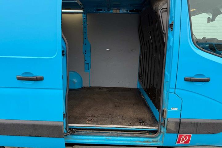 Blå Renault Master IV T33 fra 2019 set udefra