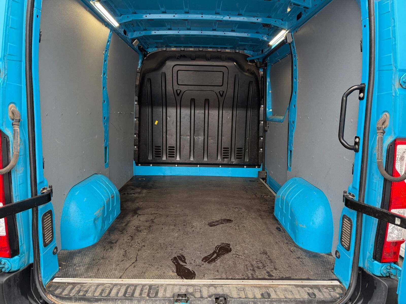 Blå Renault Master IV T33 fra 2019