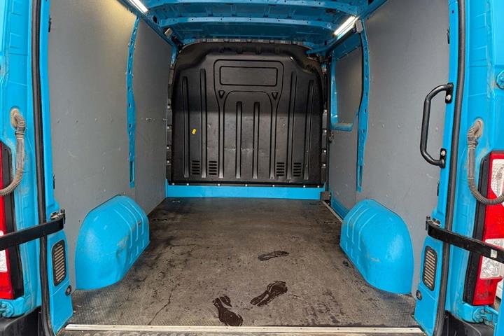 Blå Renault Master IV T33 fra 2019 set udefra