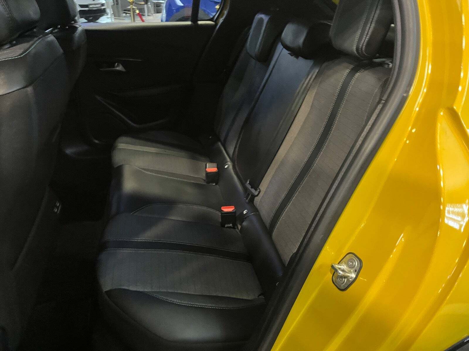 Gul Peugeot e-208 fra 2022