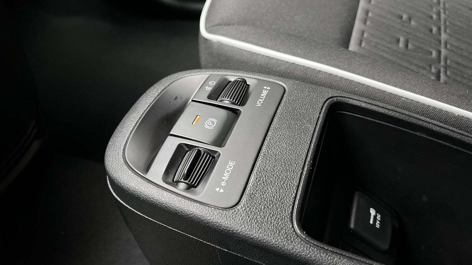 Grå Fiat 500e fra 2023