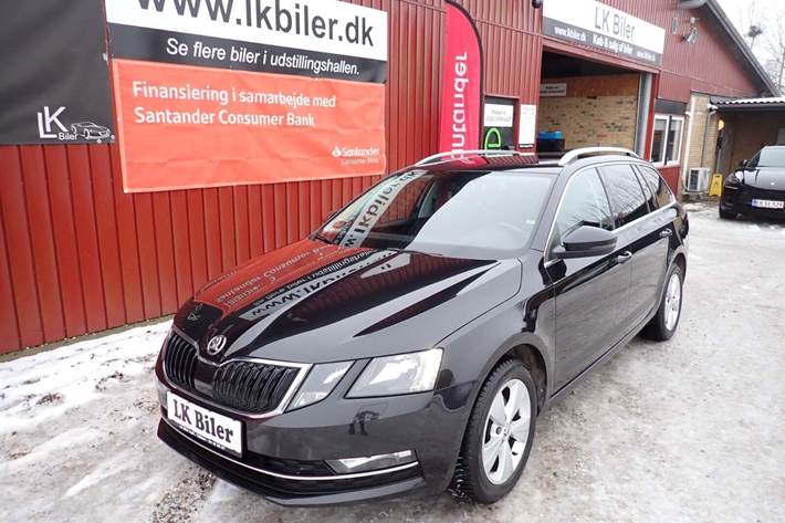 Sort Skoda Octavia fra 2019 set udefra