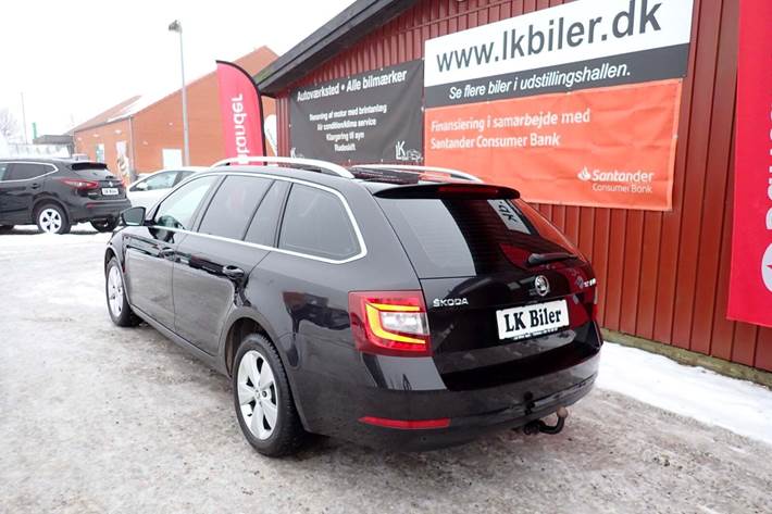 Sort Skoda Octavia fra 2019
