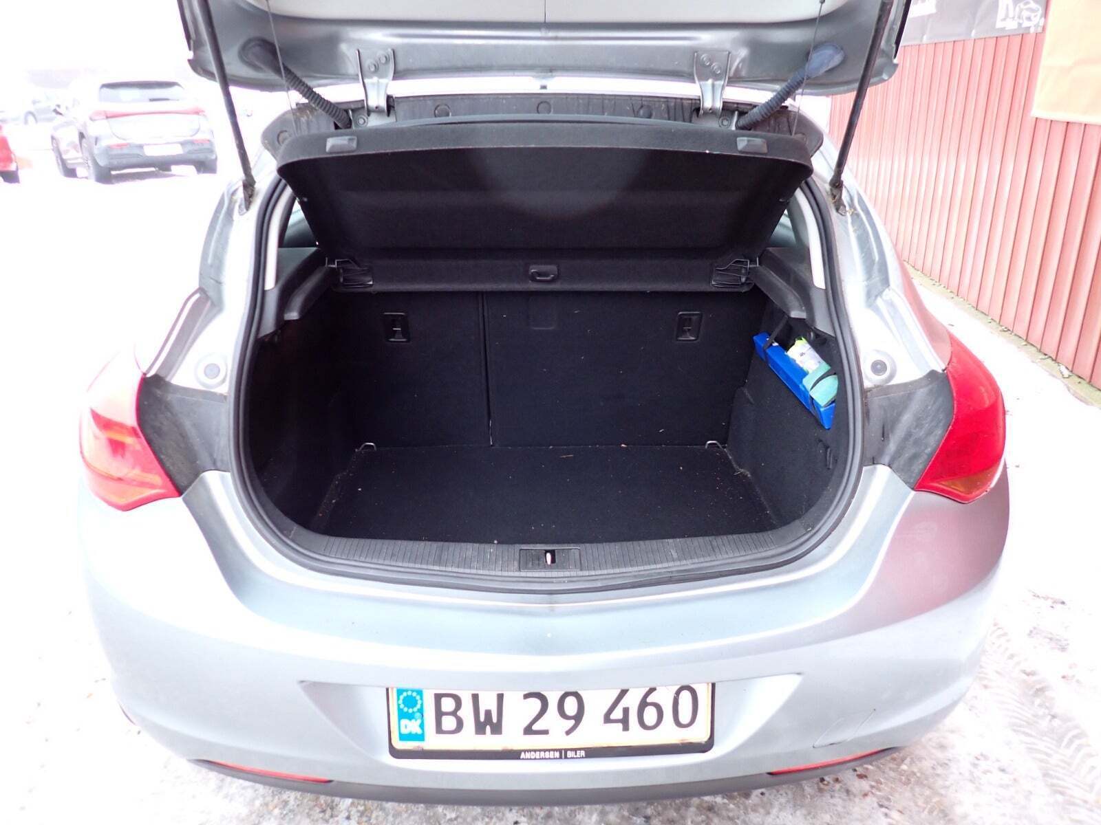 Grå Opel Astra fra 2010