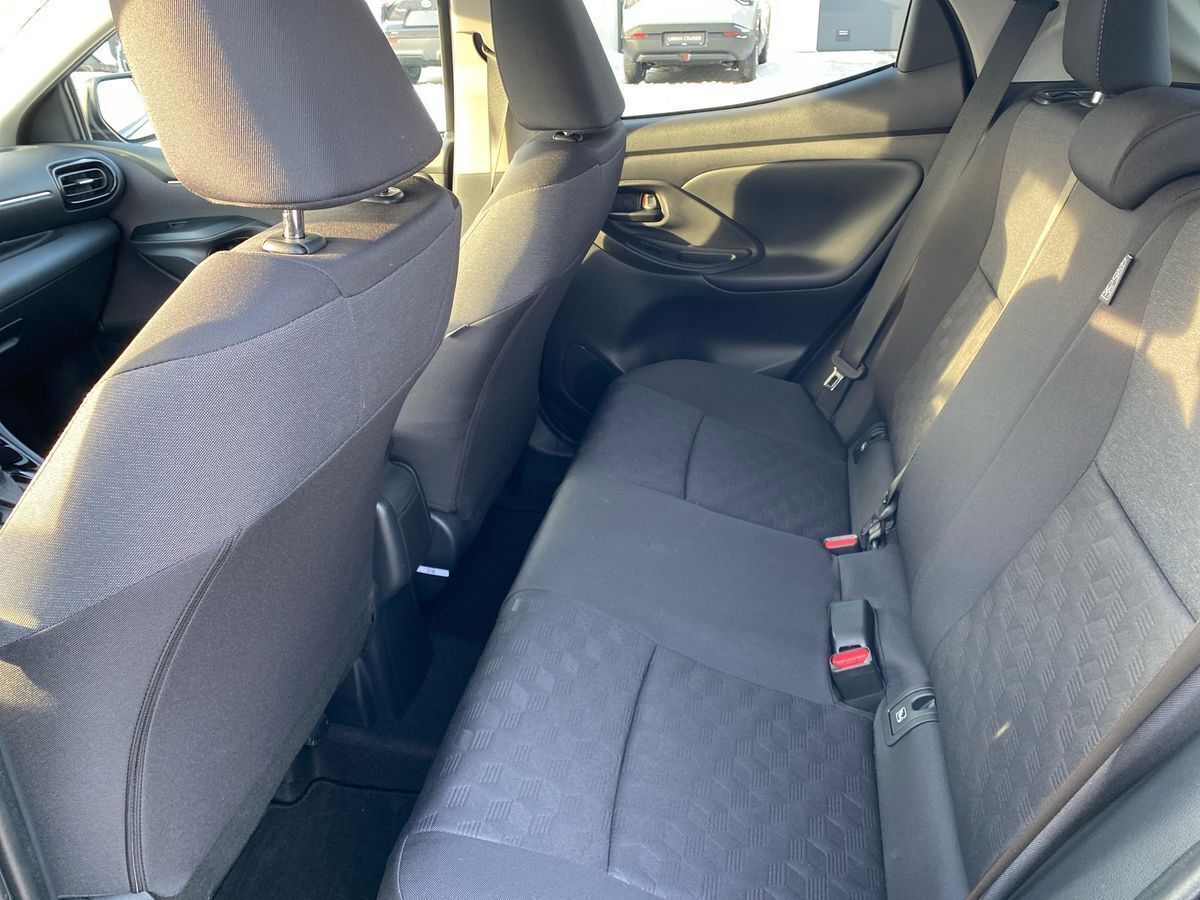 Grå Toyota Yaris fra 2024