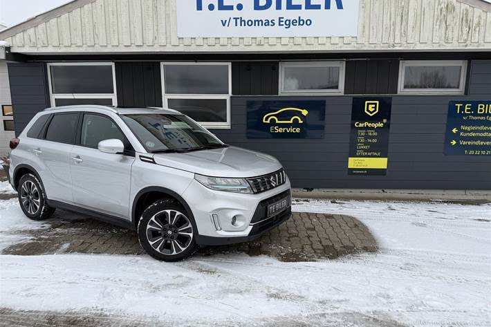Sølv Suzuki Vitara fra 2021 set udefra