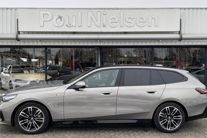 Grå BMW i5 fra 2024
