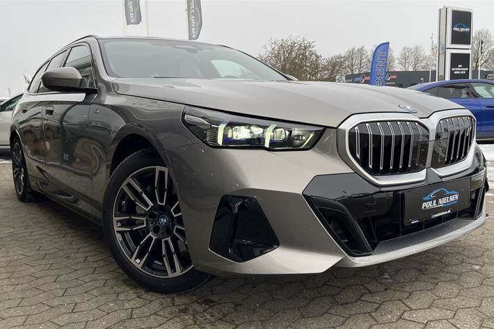 Grå BMW i5 fra 2024