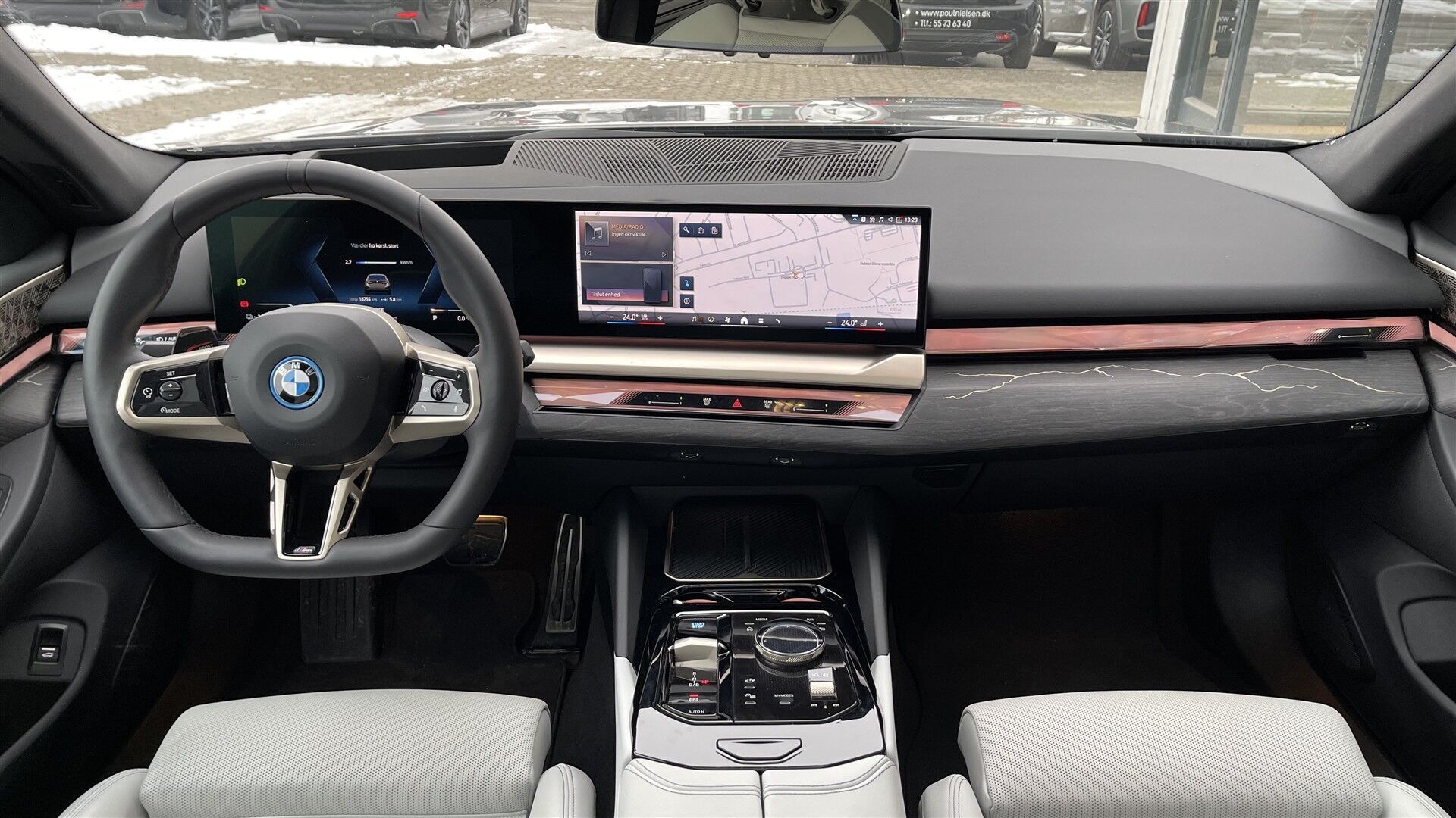 Grå BMW i5 fra 2024