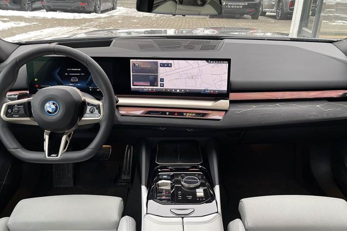 Grå BMW i5 fra 2024