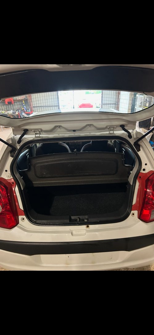 Hvid Nissan Pixo fra 2010 set indefra