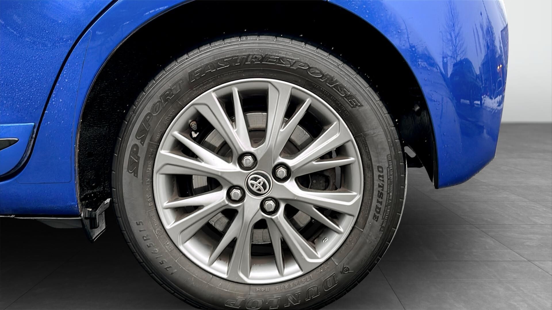 Blå Toyota Yaris fra 2017