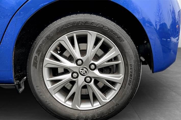 Blå Toyota Yaris fra 2017