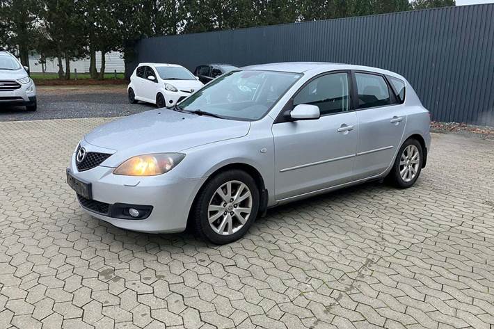 Sølv Mazda 3 fra 2008 set udefra